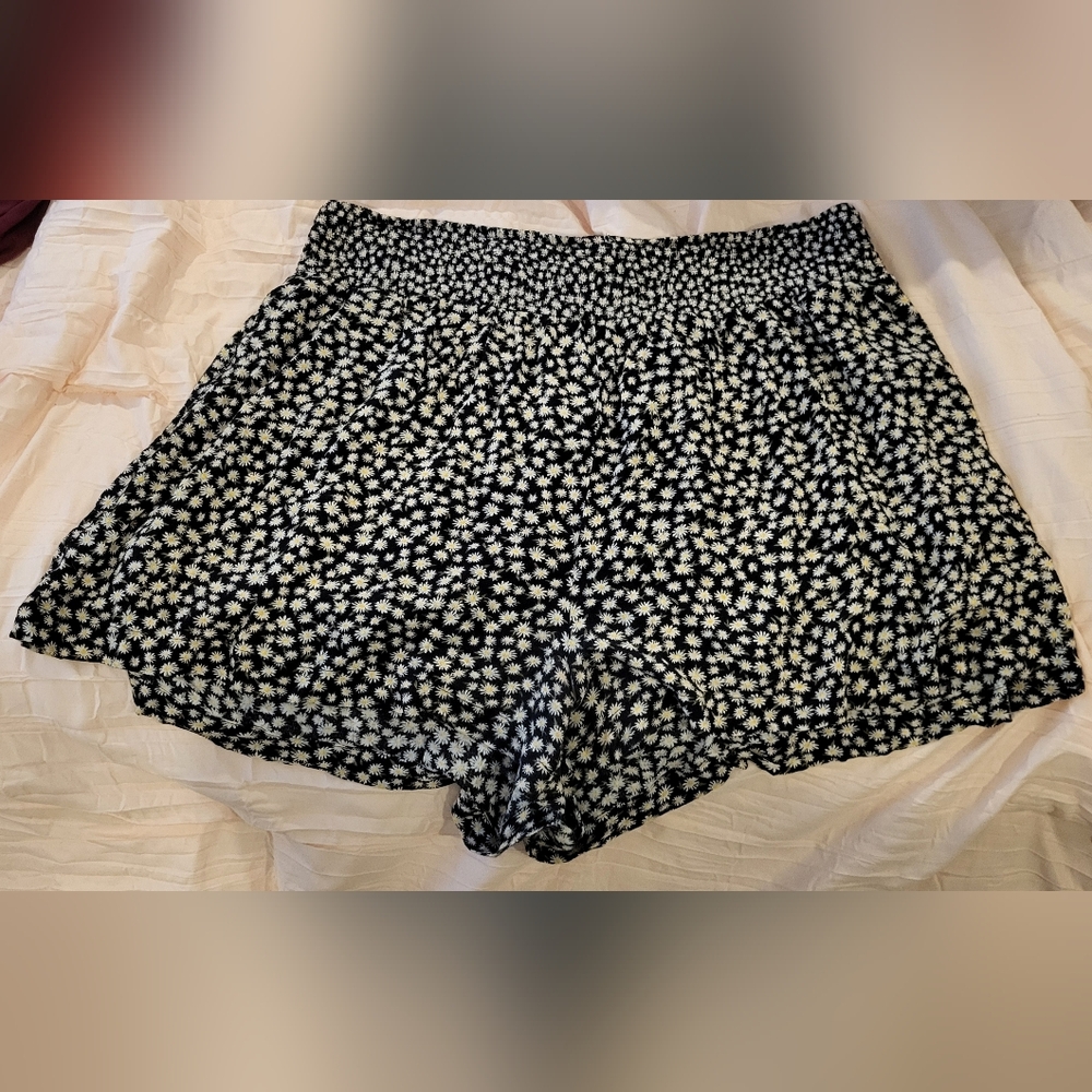 Floral Patterned Elastic Shorts